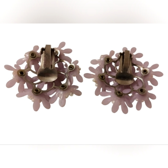 VINTAGE 1950's WOMEN'S LIGHT PURPLE CLIP ON FLOWER EARRINGS - Picture 2 of 2